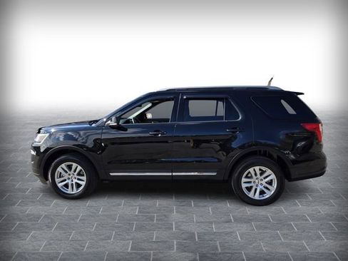 Used 2018 Ford Explorer XLT w/ Equipment Group 202A image 4