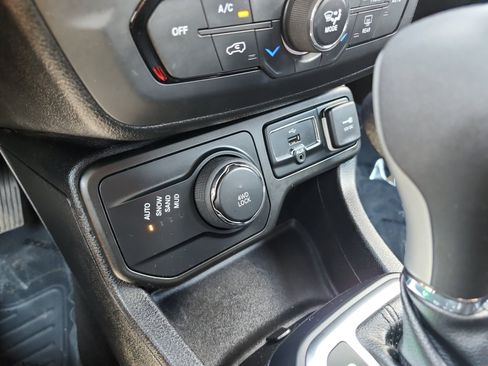 Used 2018 Jeep Renegade Latitude w/ Cold Weather Group AWD/4WD image 20