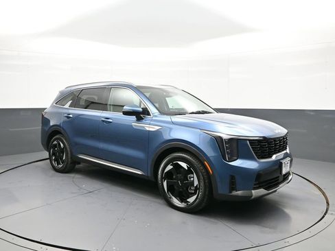 Certified 2025 Kia Sorento EX image 4