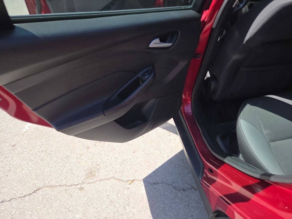 Used 2013 Ford Focus SE w/ SE Winter Pkg FWD image 18