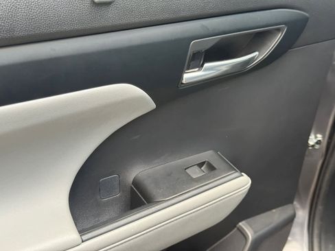 Used 2023 Toyota Highlander XLE image 12