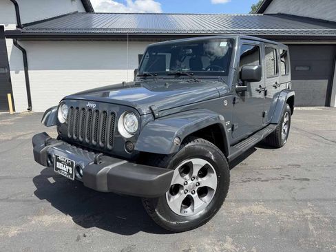 Used 2017 Jeep Wrangler Unlimited Sahara w/ Connectivity Group AWD/4WD image 2