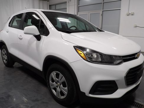 Used 2019 Chevrolet Trax LS FWD image 2