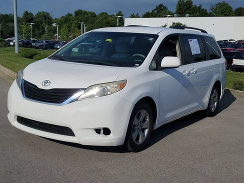Used 2011 Toyota Sienna LE w/ Towing Pkg FWD image 2