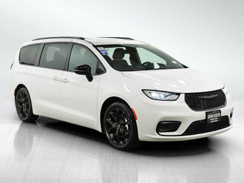 Used 2025 Chrysler Pacifica Limited FWD image 7