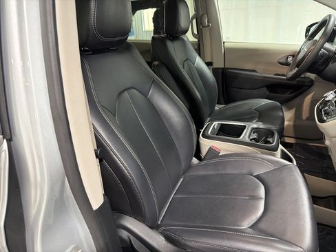 Used 2024 Chrysler Pacifica Touring-L FWD image 21