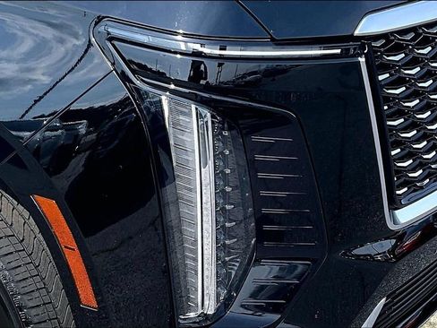 Used 2025 Cadillac Escalade Premium Luxury AWD/4WD image 33
