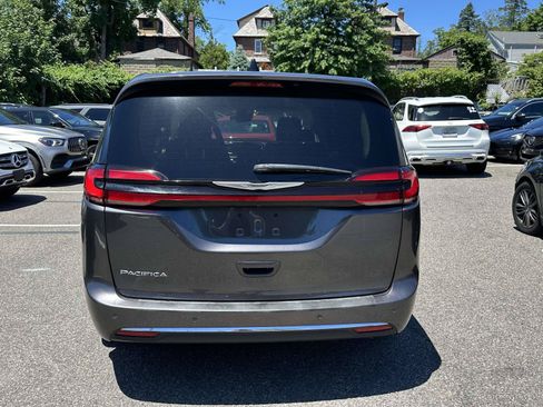 Used 2023 Chrysler Pacifica Touring-L FWD image 3