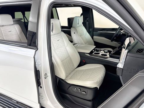 Used 2025 Cadillac Escalade ESV V AWD/4WD image 33