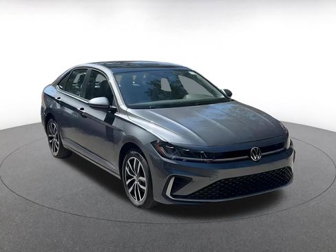 Used 2025 Volkswagen Jetta SE image 3