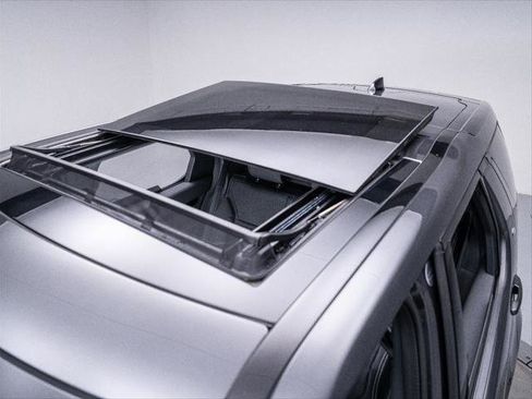 New 2025 Land Rover Discovery S image 13