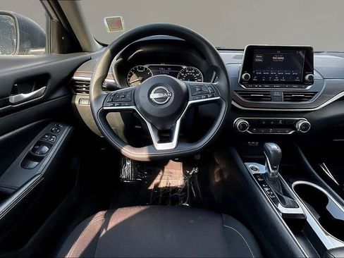 Used 2024 Nissan Altima 2.5 SV FWD image 7