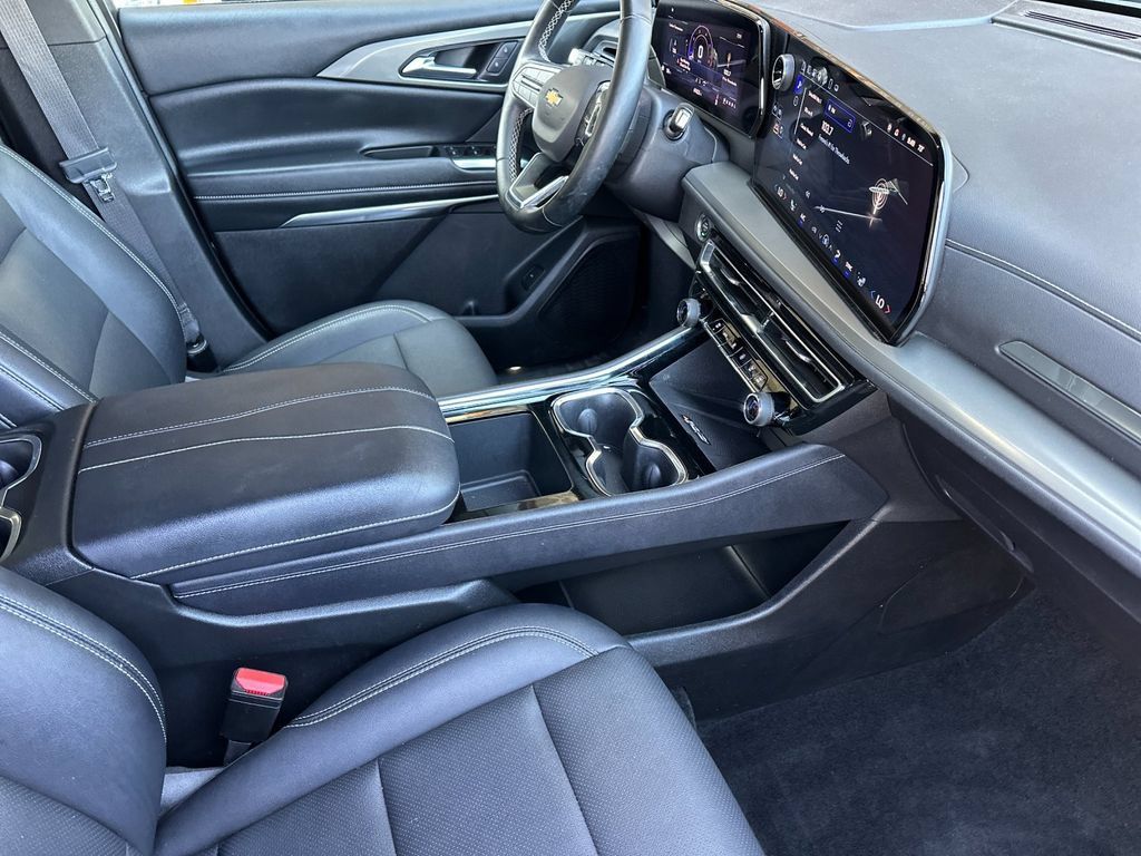 Used 2025 Chevrolet Traverse LT FWD image 19