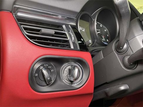 Used 2025 Porsche Macan image 41