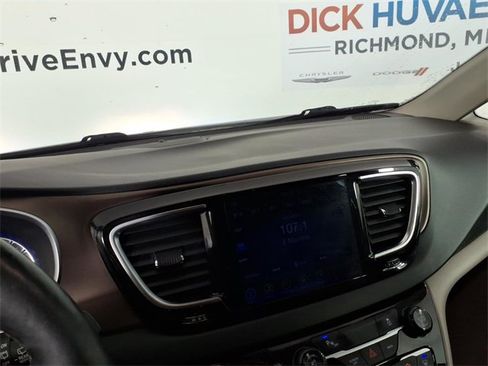 Used 2017 Chrysler Pacifica Touring-L Plus image 23