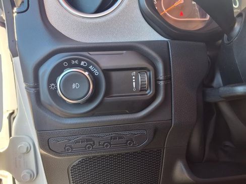 Used 2025 Jeep Wrangler Unlimited Sahara AWD/4WD image 13