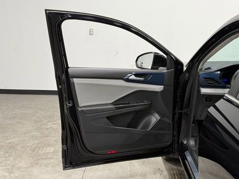 Used 2022 Volkswagen Taos SE image 13