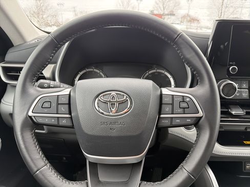 Used 2024 Toyota Highlander XLE image 13