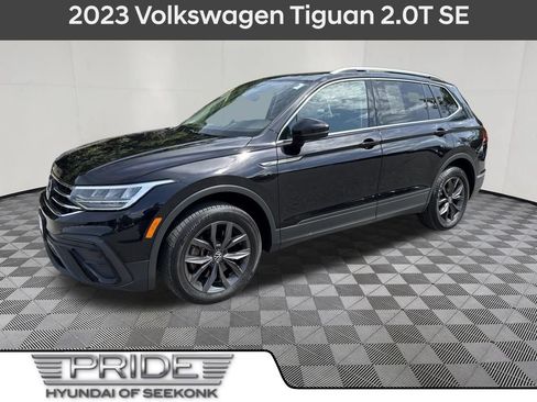 Used 2023 Volkswagen Tiguan SE w/ Panoramic Sunroof Package FWD image 1