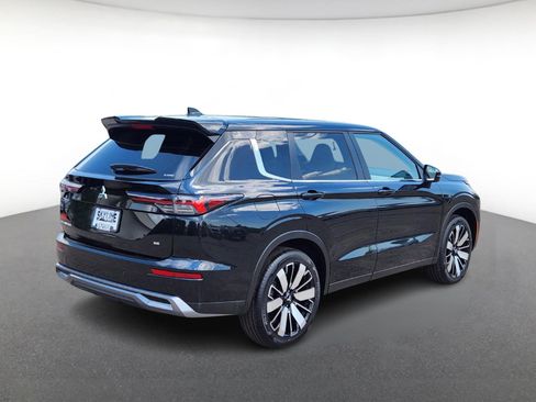 New 2025 Mitsubishi Outlander SE image 3