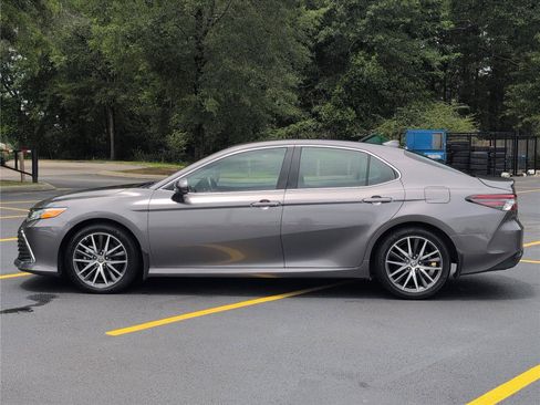Used 2024 Toyota Camry XLE FWD image 2
