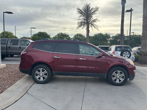 Used 2017 Chevrolet Traverse LT image 2