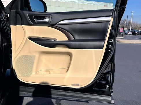 Used 2017 Toyota Highlander XLE image 26