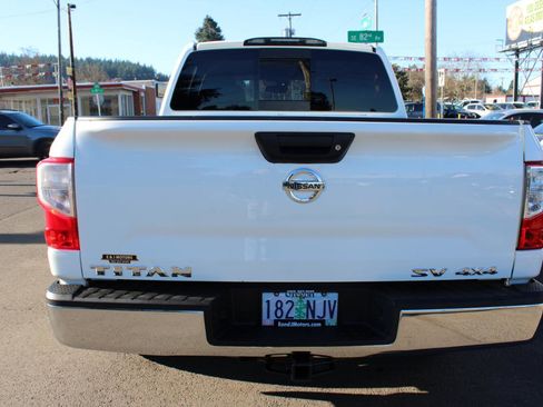 Used 2017 Nissan Titan SV image 5