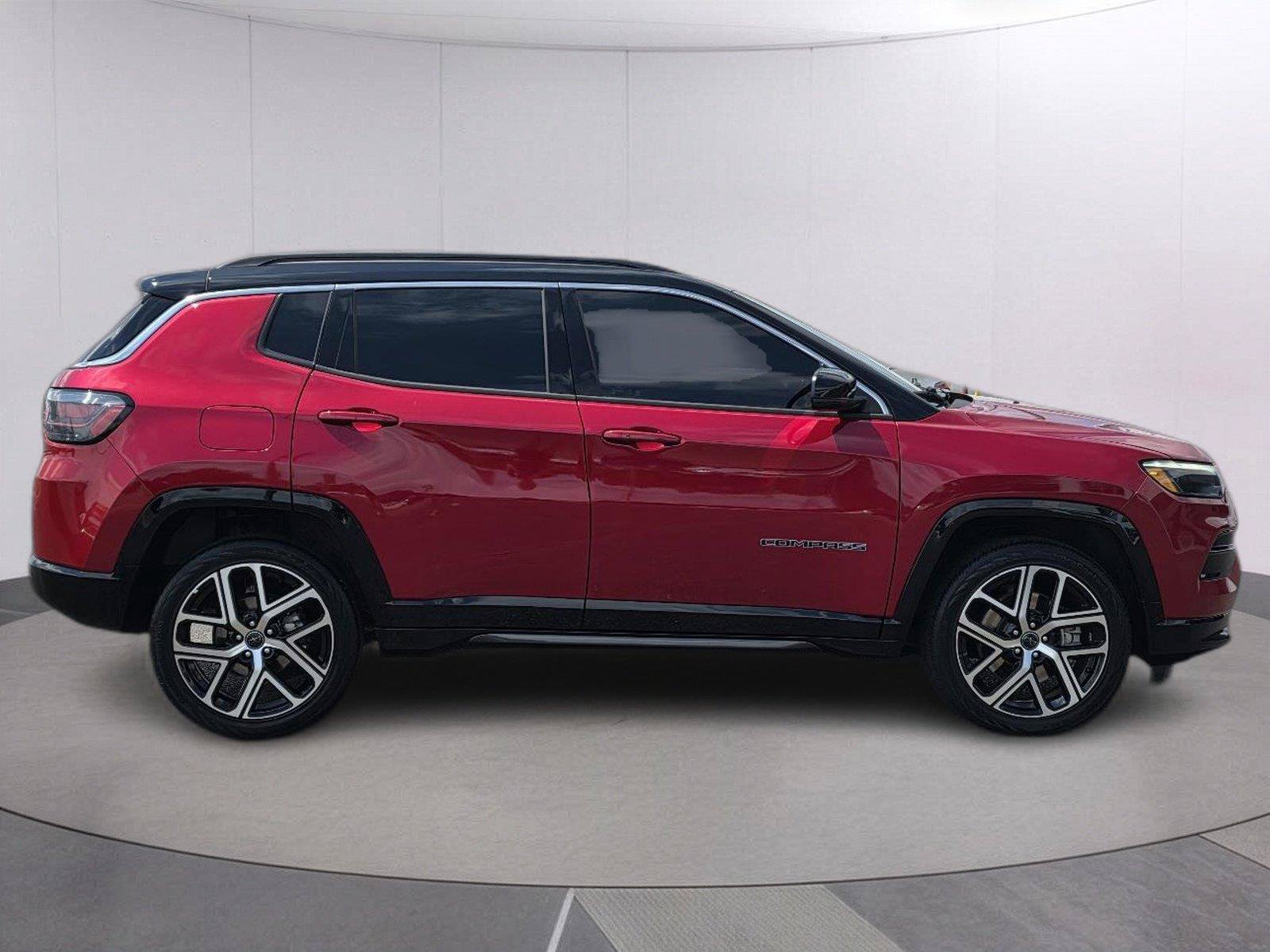 Used 2025 Jeep Grand Cherokee Altitude AWD/4WD image 4