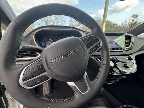 Used 2025 Chrysler Pacifica Select image 29