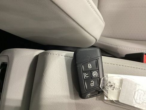 Certified 2023 Volkswagen Tiguan SE R-Line FWD image 25