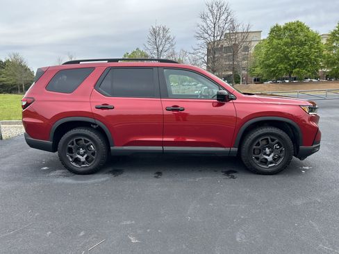 Certified 2025 Honda Pilot TrailSport image 10