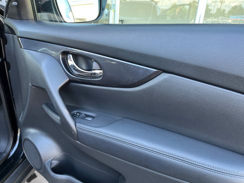 Used 2017 Nissan Rogue SV FWD image 16
