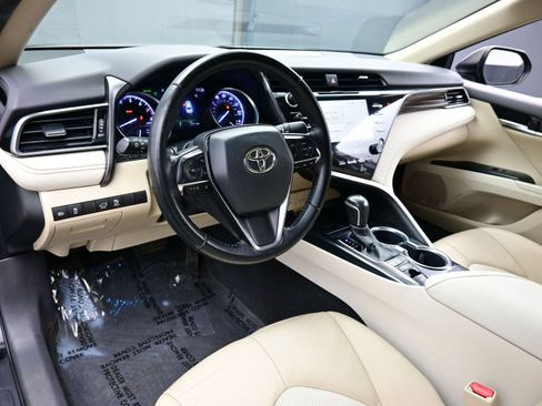 Used 2020 Toyota Camry XLE image 11