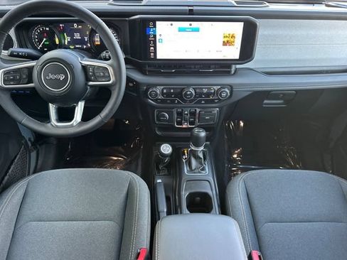 Used 2025 Jeep Wrangler Unlimited Sahara AWD/4WD image 15
