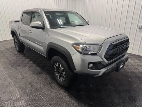 Used 2016 Toyota Tacoma TRD Off-Road image 2