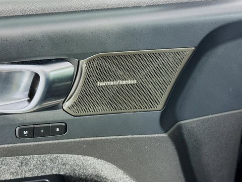 Used 2023 Volvo XC40 B4 Ultimate image 22