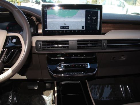 Certified 2023 Lincoln Corsair Reserve w/ Rear Removable Package Tray FWD image 13