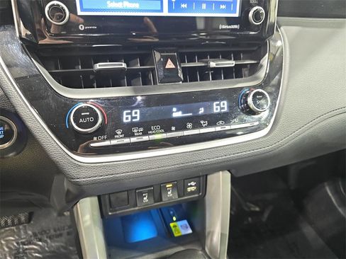 Used 2022 Toyota Corolla Cross XLE w/ Convenience Package image 24
