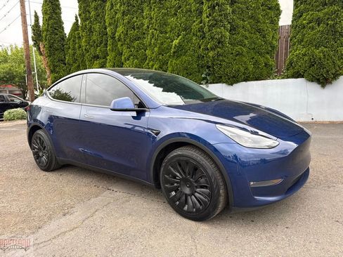 Used 2023 Tesla Model Y Long Range AWD/4WD image 1