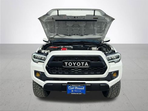 Used 2020 Toyota Tacoma TRD Off-Road w/ TRD Premium Off Road Package AWD/4WD image 4