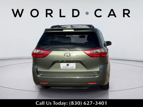Used 2020 Toyota Sienna XLE Premium image 4