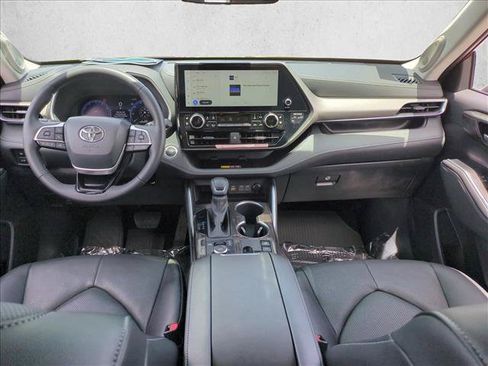 Certified 2025 Toyota Highlander Limited AWD/4WD image 17