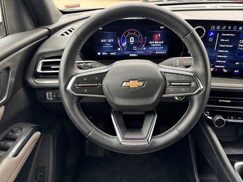Used 2025 Chevrolet Traverse LT image 19
