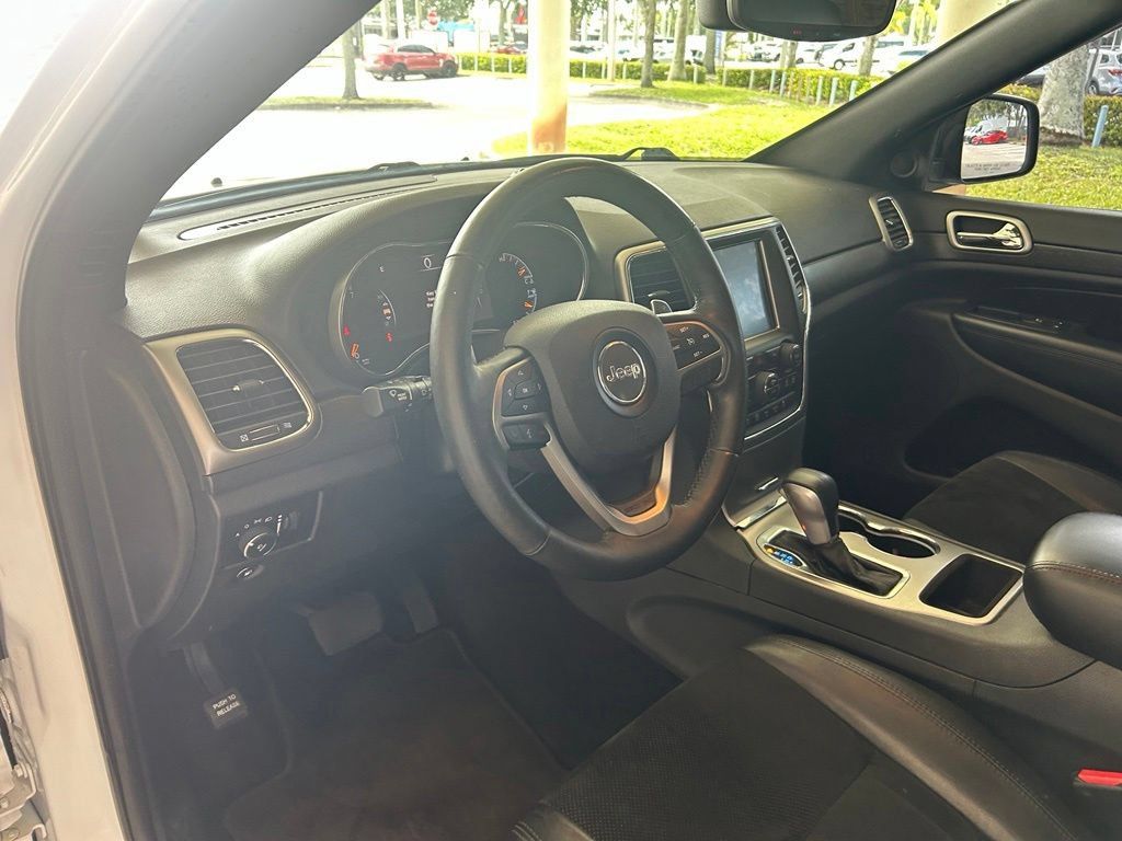 Used 2017 Jeep Grand Cherokee Altitude RWD image 7