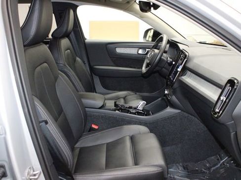 Used 2025 Volvo XC40 B5 Plus image 17