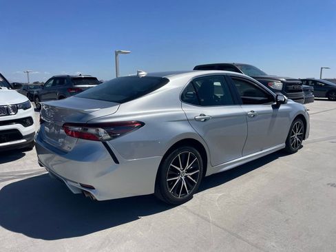 Used 2022 Toyota Camry SE image 2