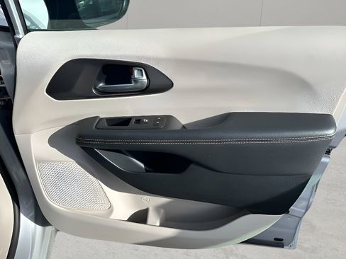 Used 2024 Chrysler Pacifica Select image 25