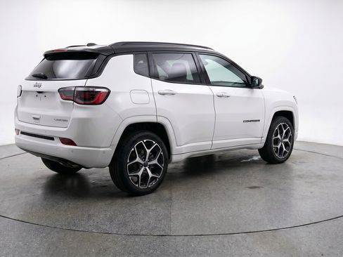 Used 2025 Jeep Compass Limited image 9