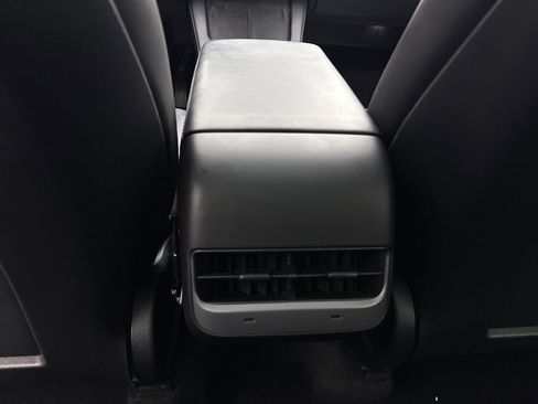 Used 2024 Tesla Model Y Long Range AWD/4WD image 68